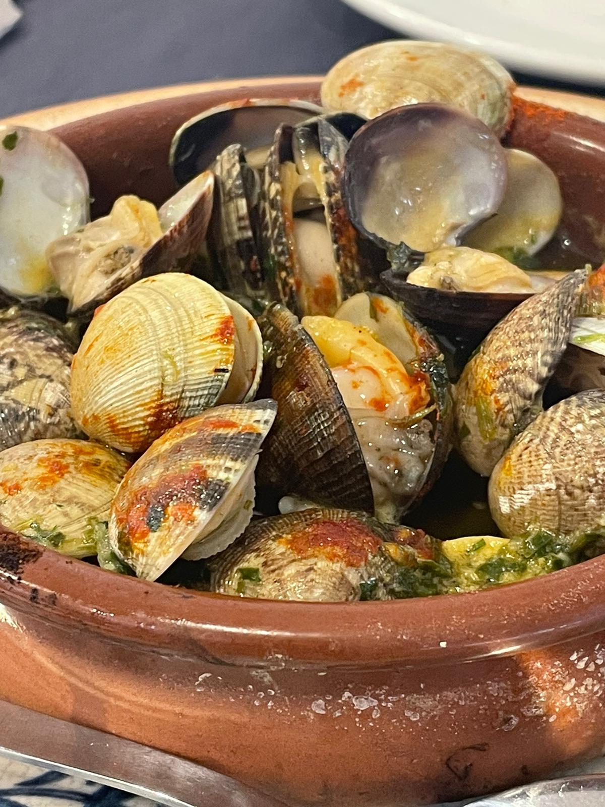 Almejas a la marinera en cazuela de barro
