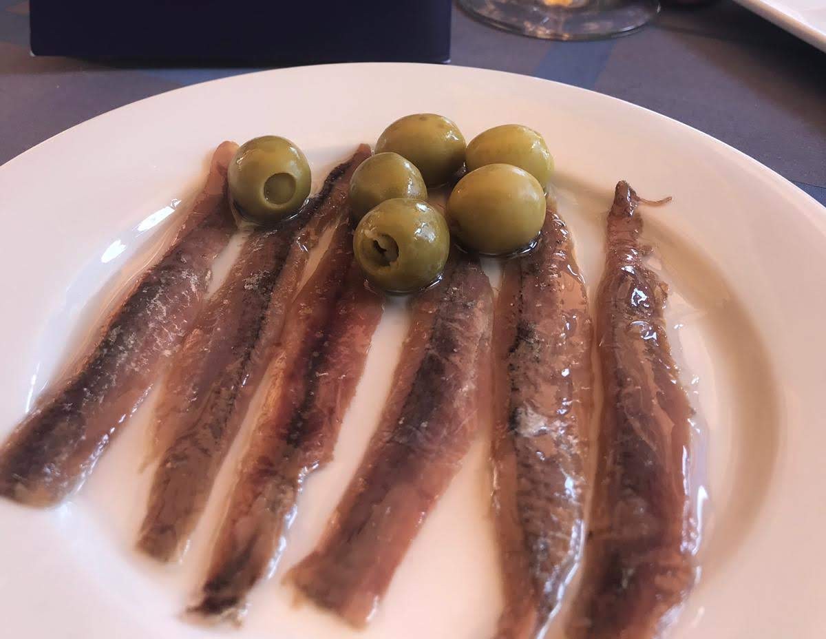 Anchoas del Cantábrico con aceitunas