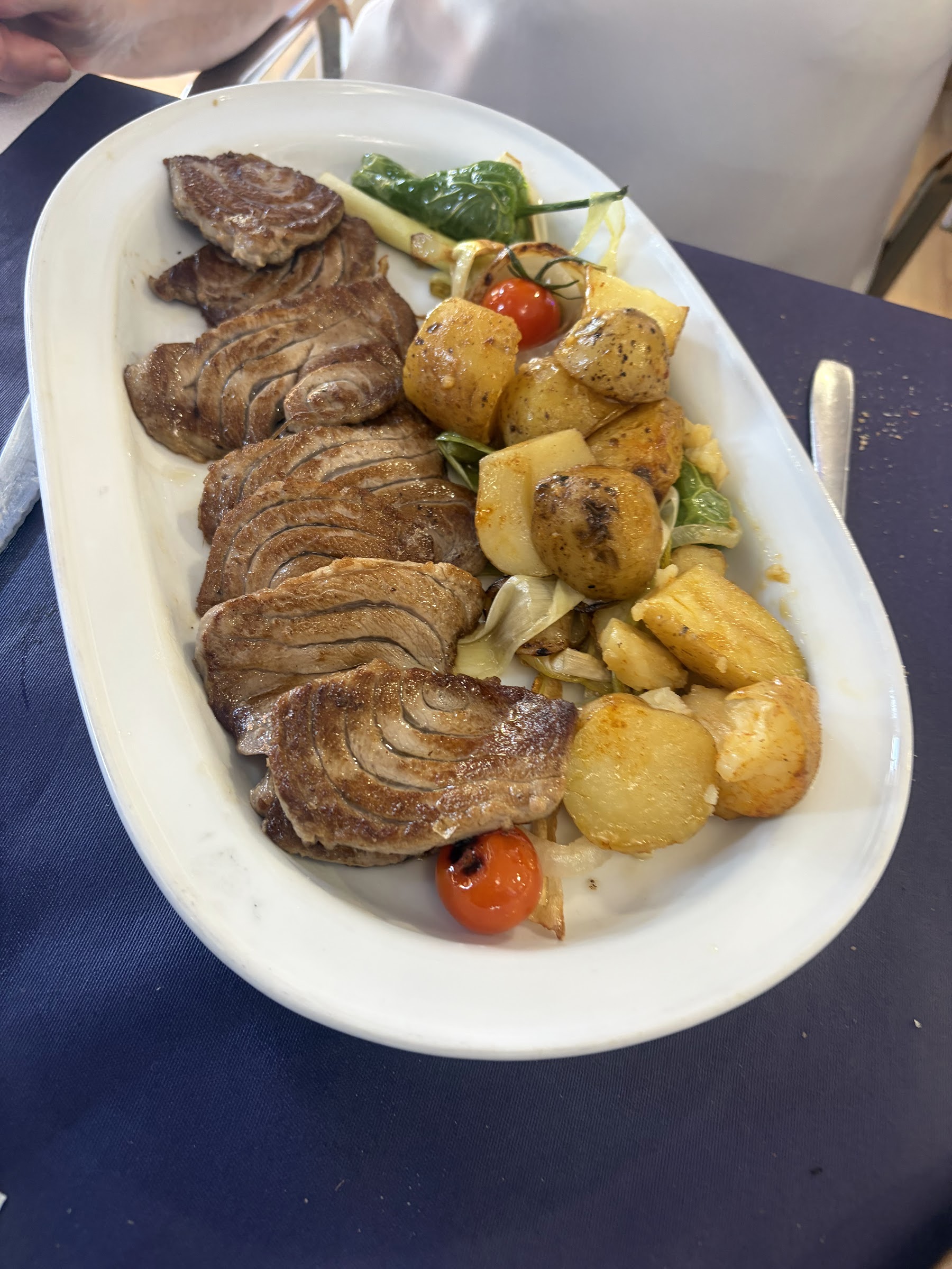 Atún rojo a la plancha con patatas