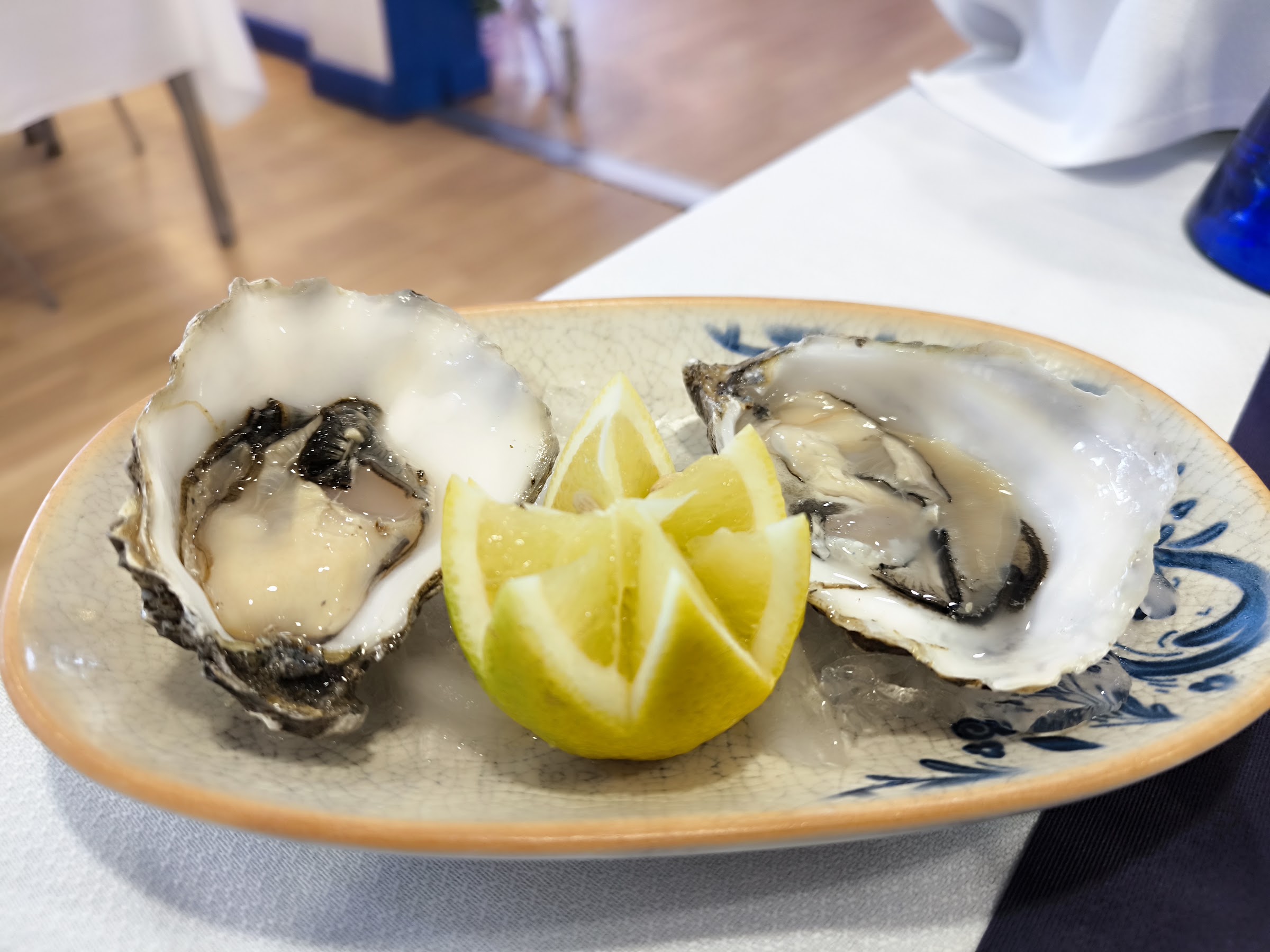 Ostras frescas con limón