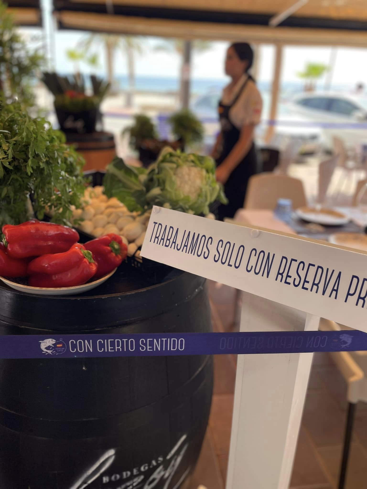 Sala del restaurante frente al mar, con producto fresco a la vista