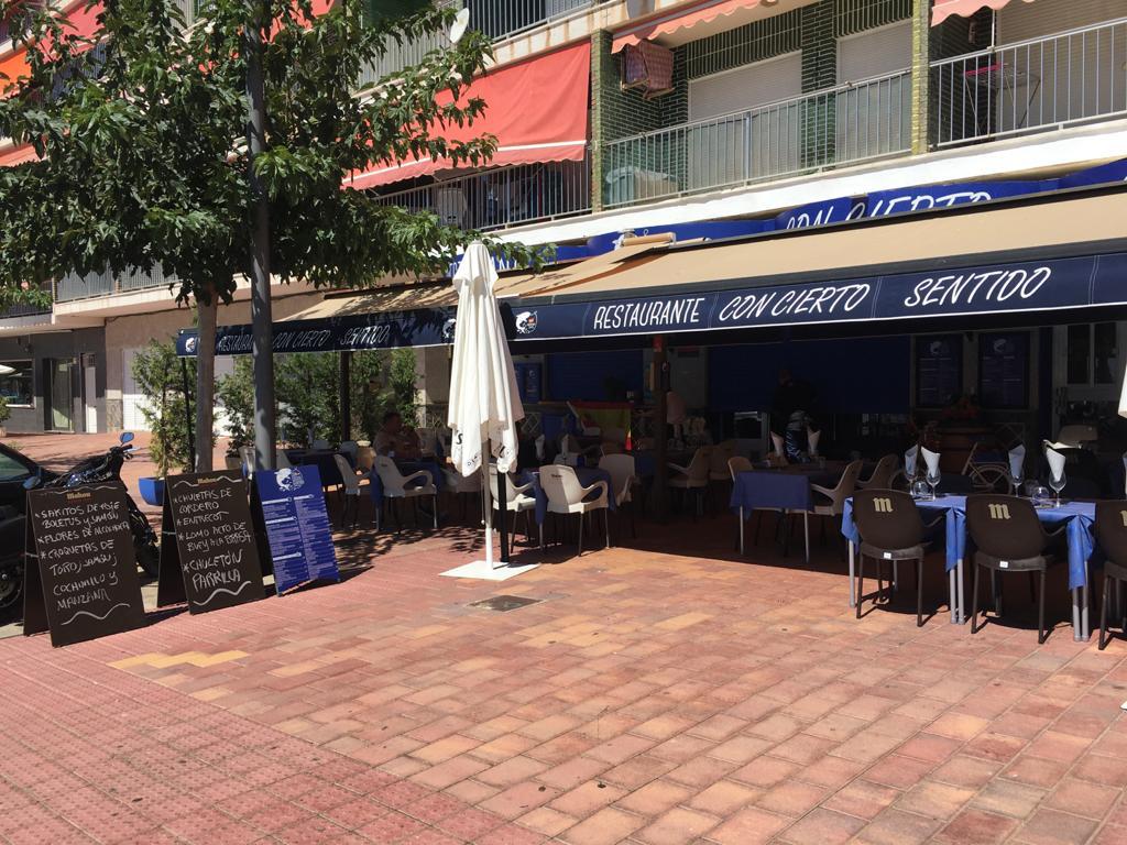 Terraza del restaurante Con Cierto Sentido en el paseo